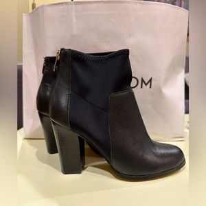 Women’s size 6.5 Black ankle booties by Adrienne Vittadini